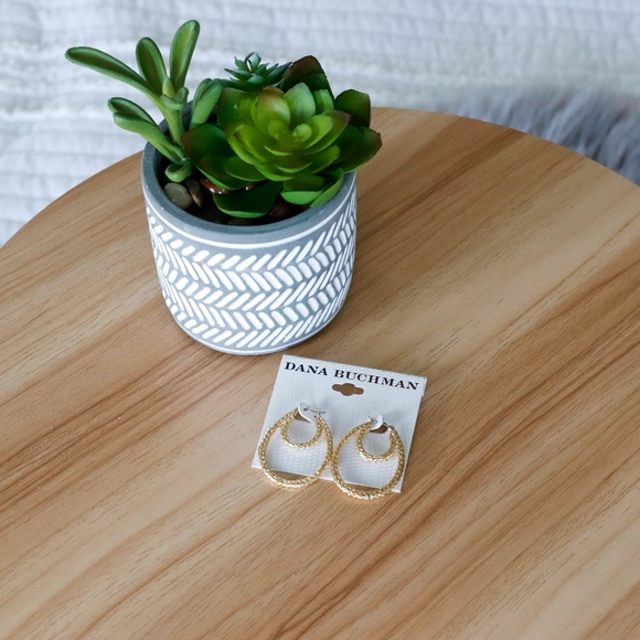 ❤️3 FOR $20❤️Dana Buchman Gold Hoop Earrings - Picture 3 of 3